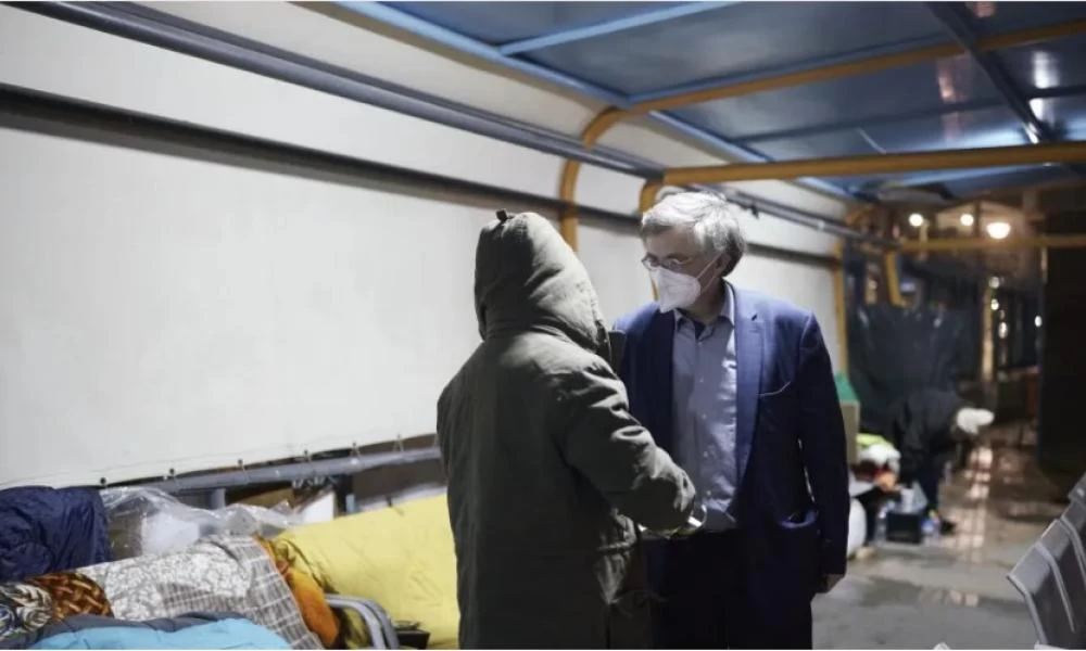 Πειραιάς: "Εμβολιαστική έφοδος" στους αστέγους από Τσιόδρα, ΕΟΔΥ και Μιχαηλίδου